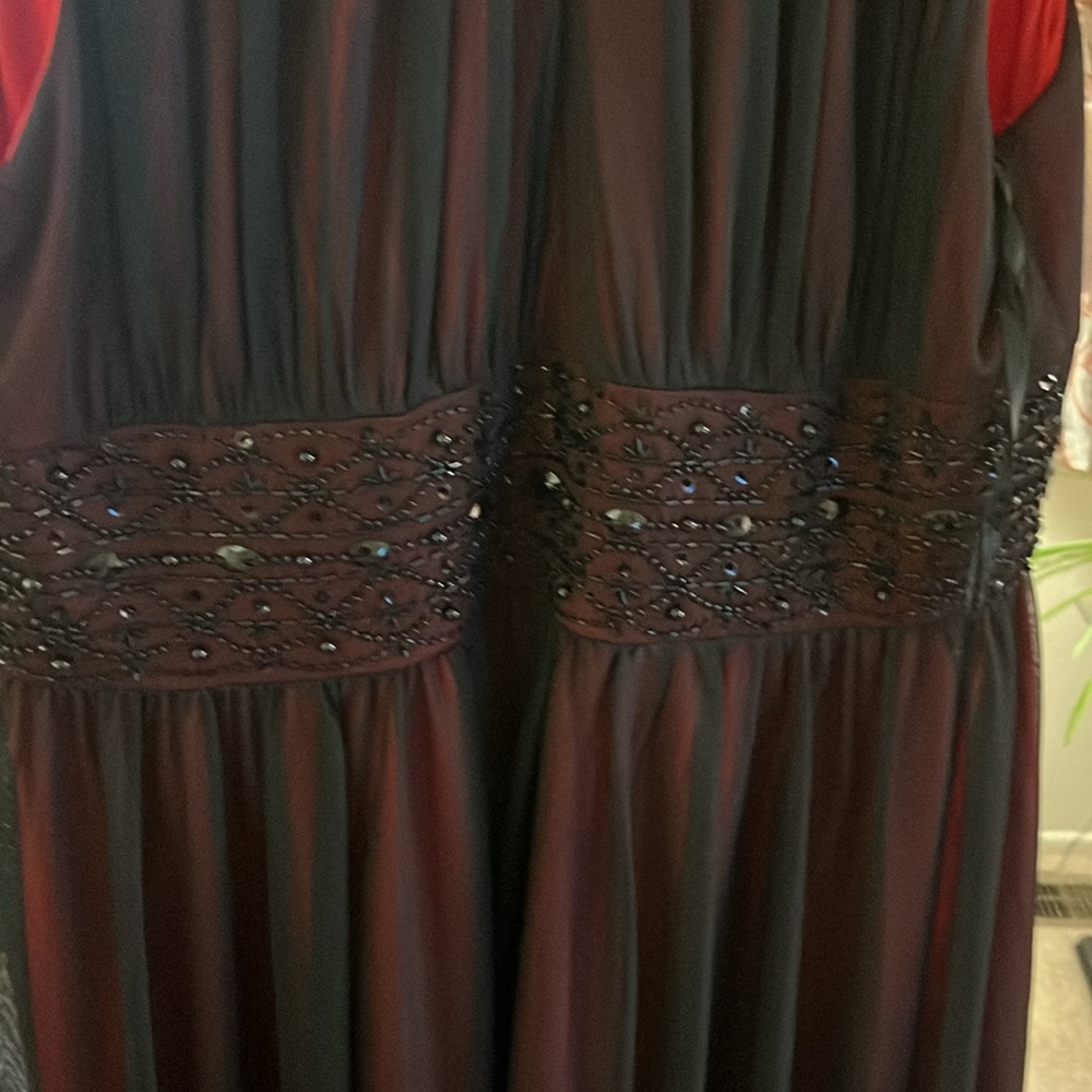 Black and red lined sleeveless evening dress
Jessica Howard - Picture 7 of 7